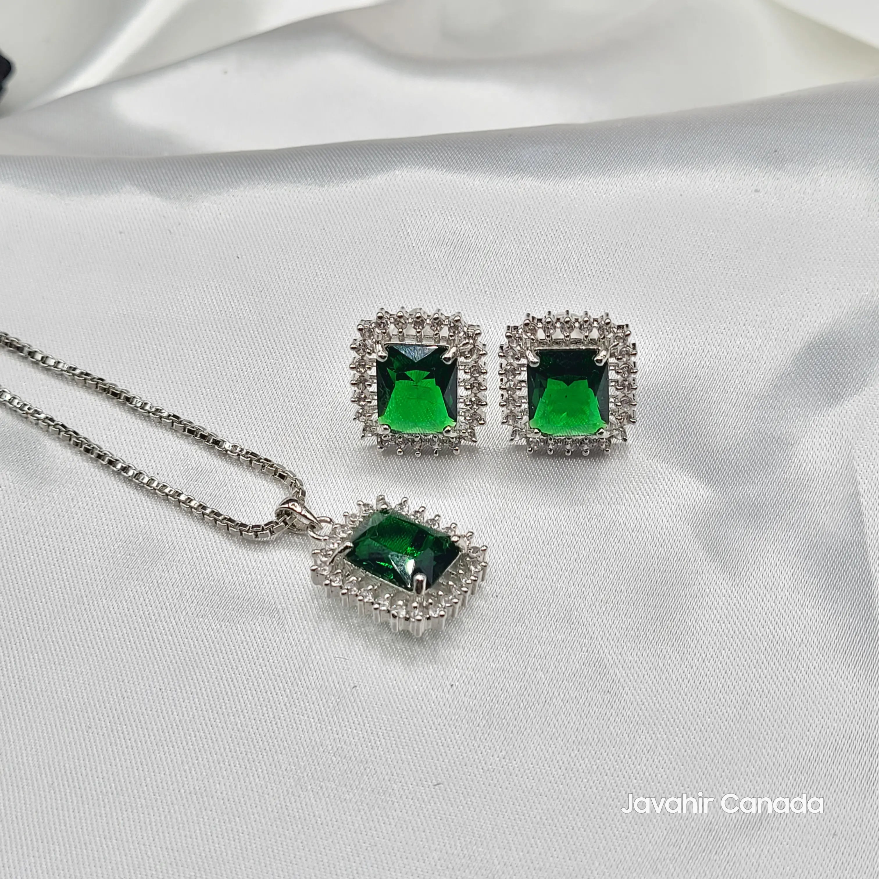 JV202 princess-cut pendant set silver plated with green gemstone – Javahir Canada