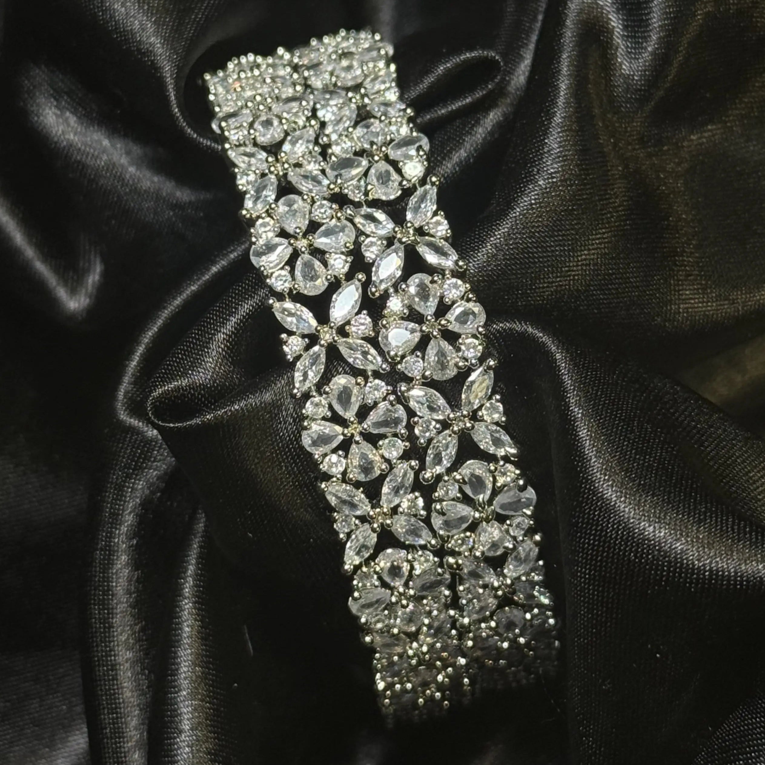 Silver-plated stainless steel bracelet with floral design