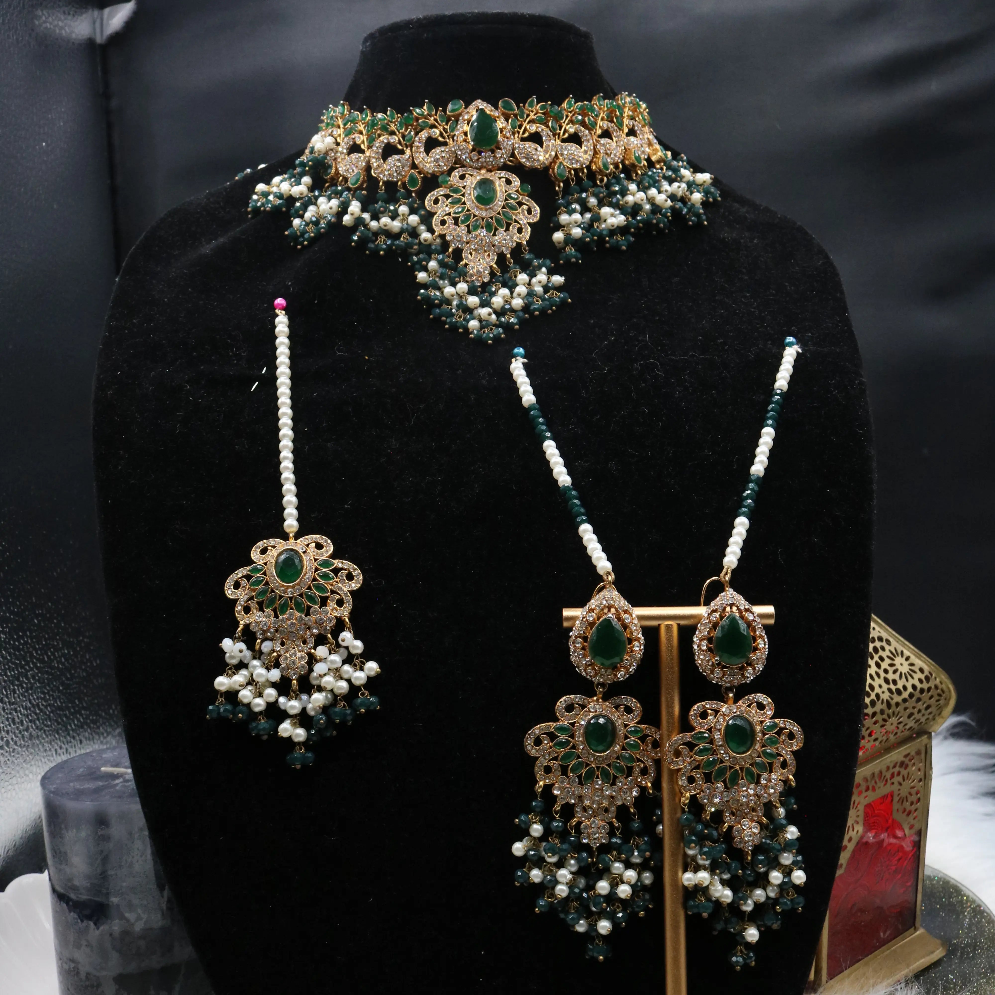 frontal view of Royal emerald bridal choker necklace with teardrop stones and pearls