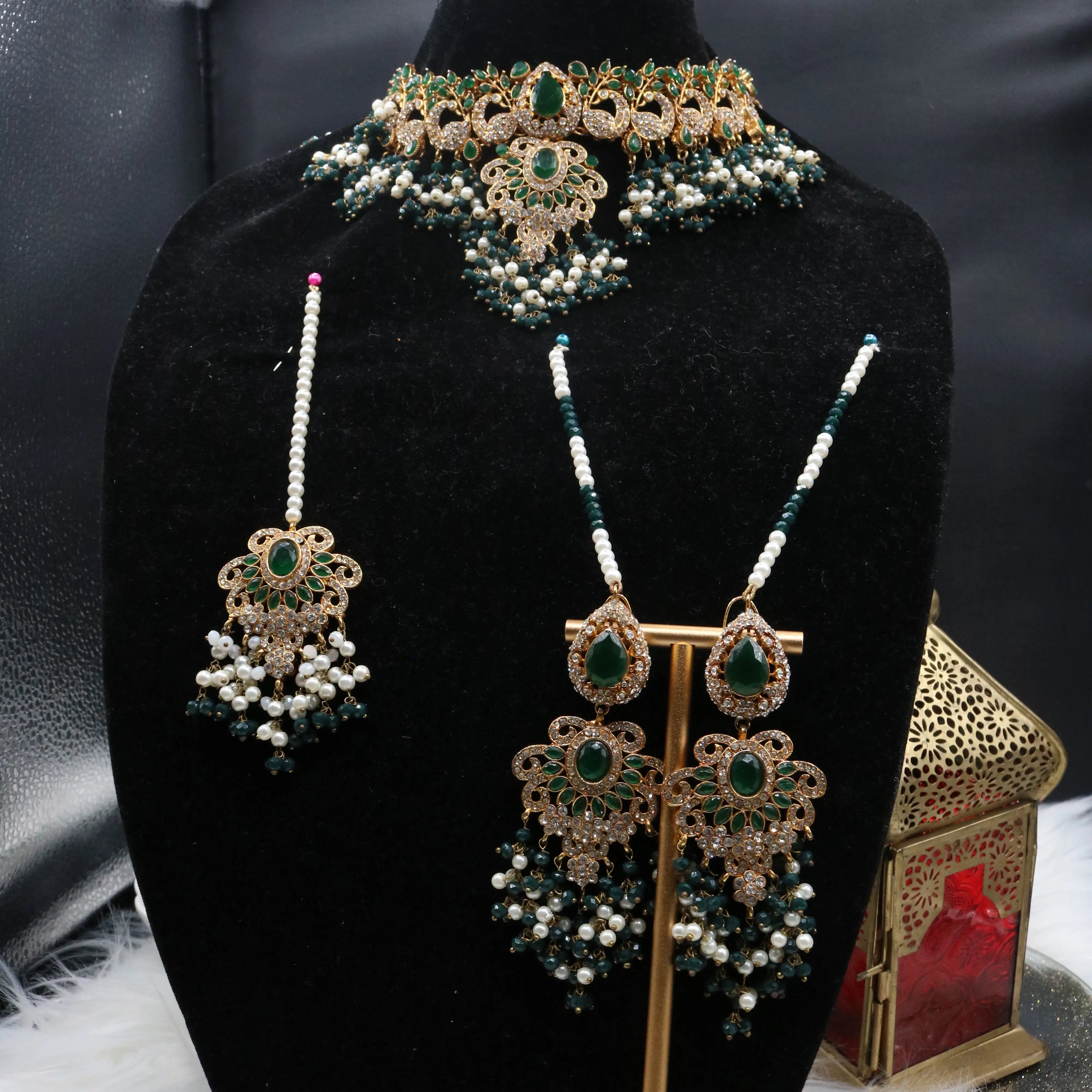 another view of Royal emerald bridal choker necklace with teardrop stones and pearls