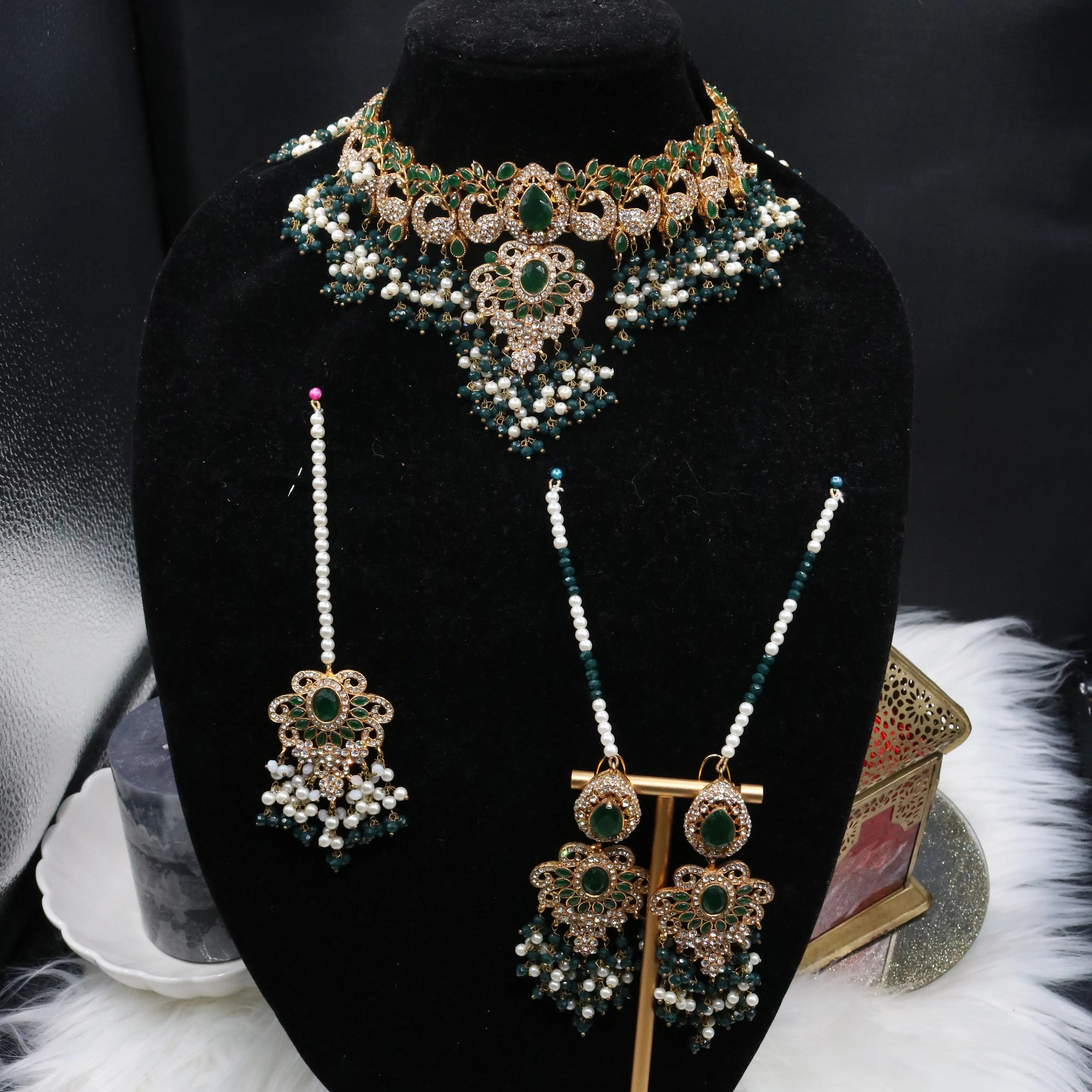 Royal emerald bridal choker necklace with teardrop stones and pearls
