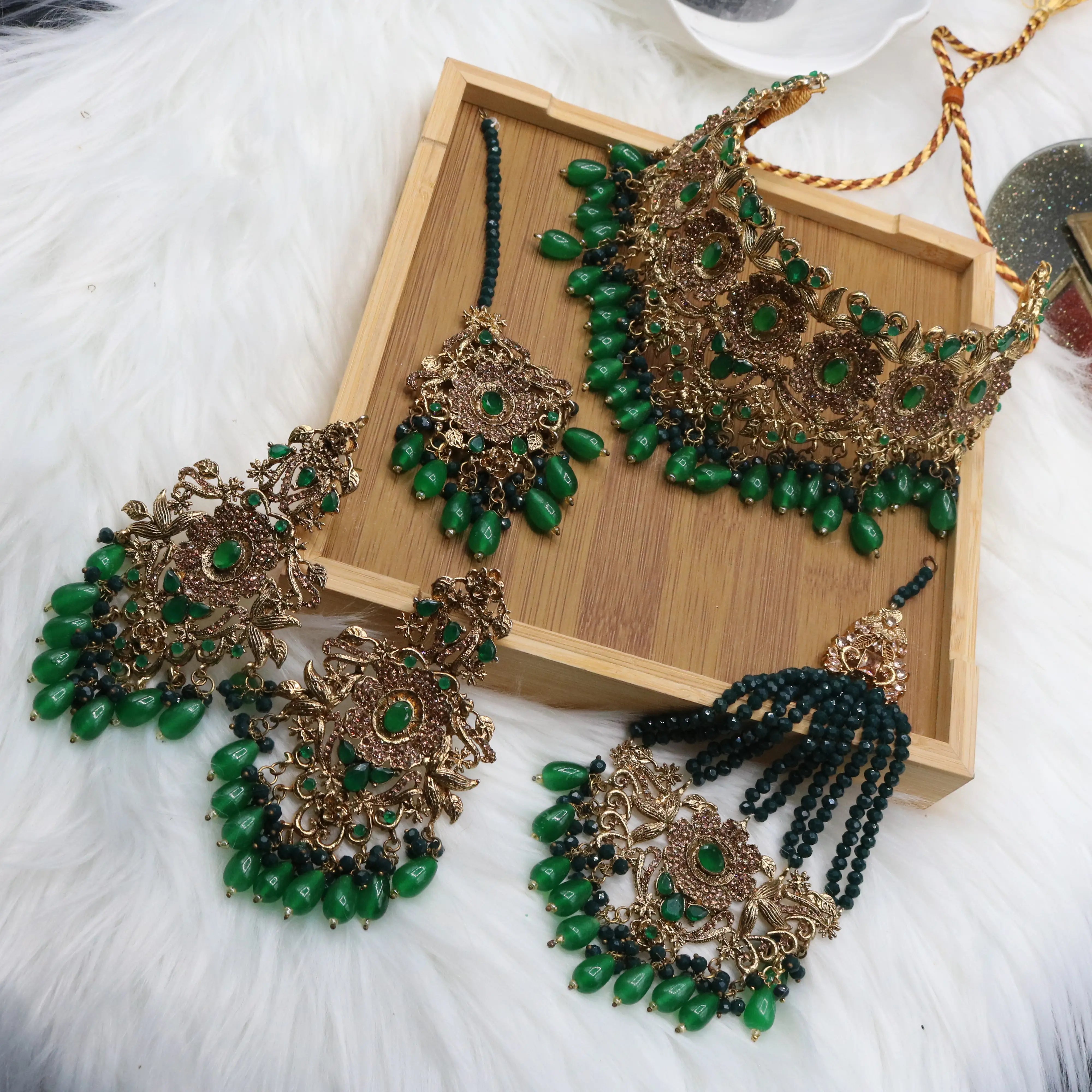 Gold-plated bridal choker necklace with emerald stones