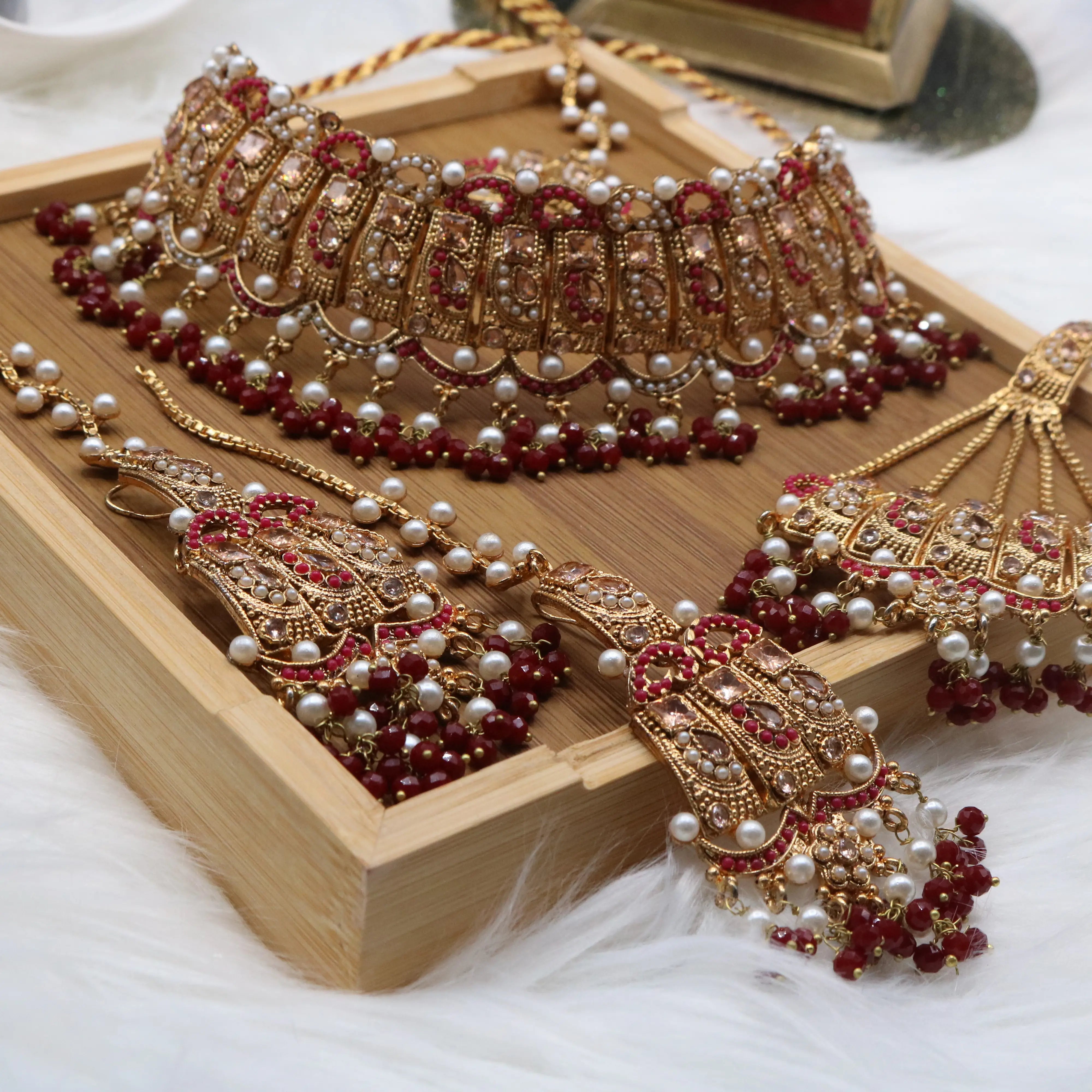 Gold-plated choker necklace set with pearls and teeka