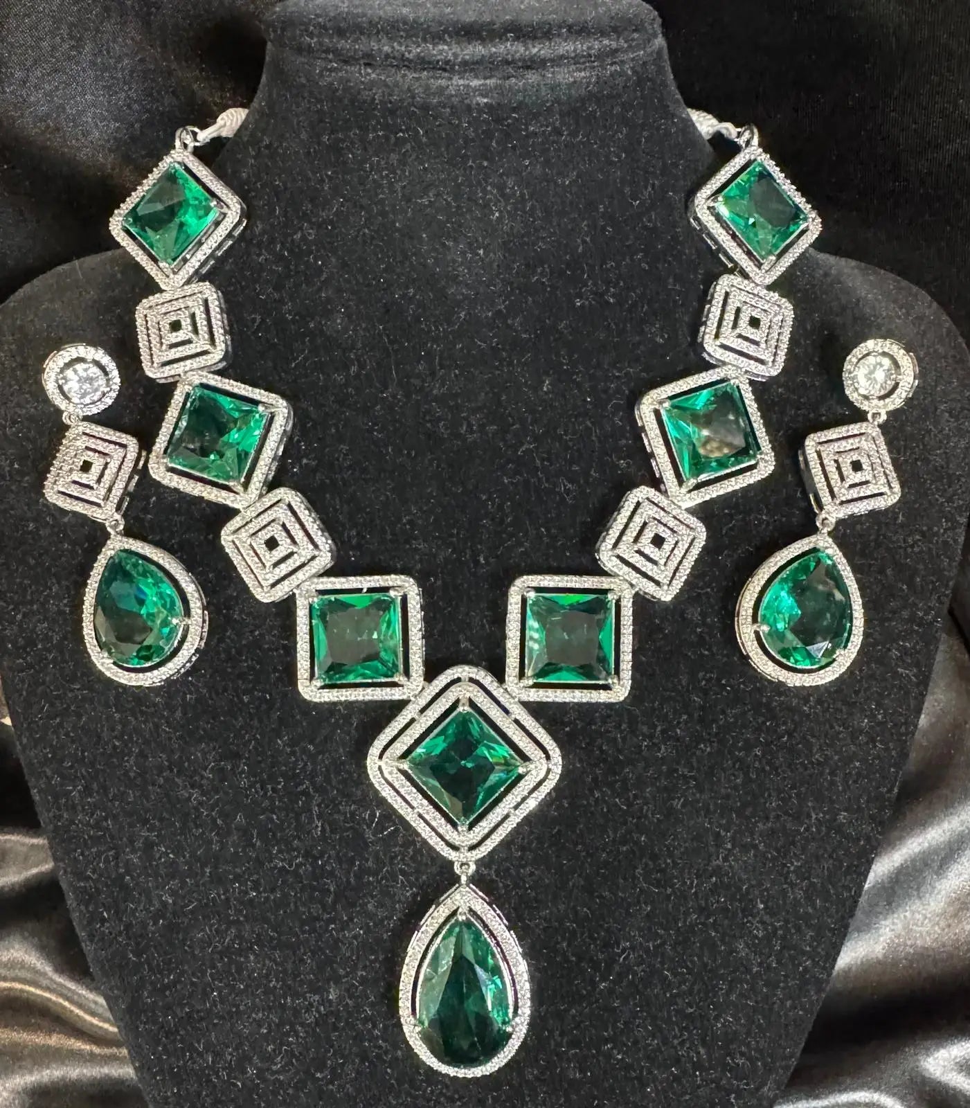 Full view of JV149 emerald green square-cut gemstone necklace set with matching earrings.