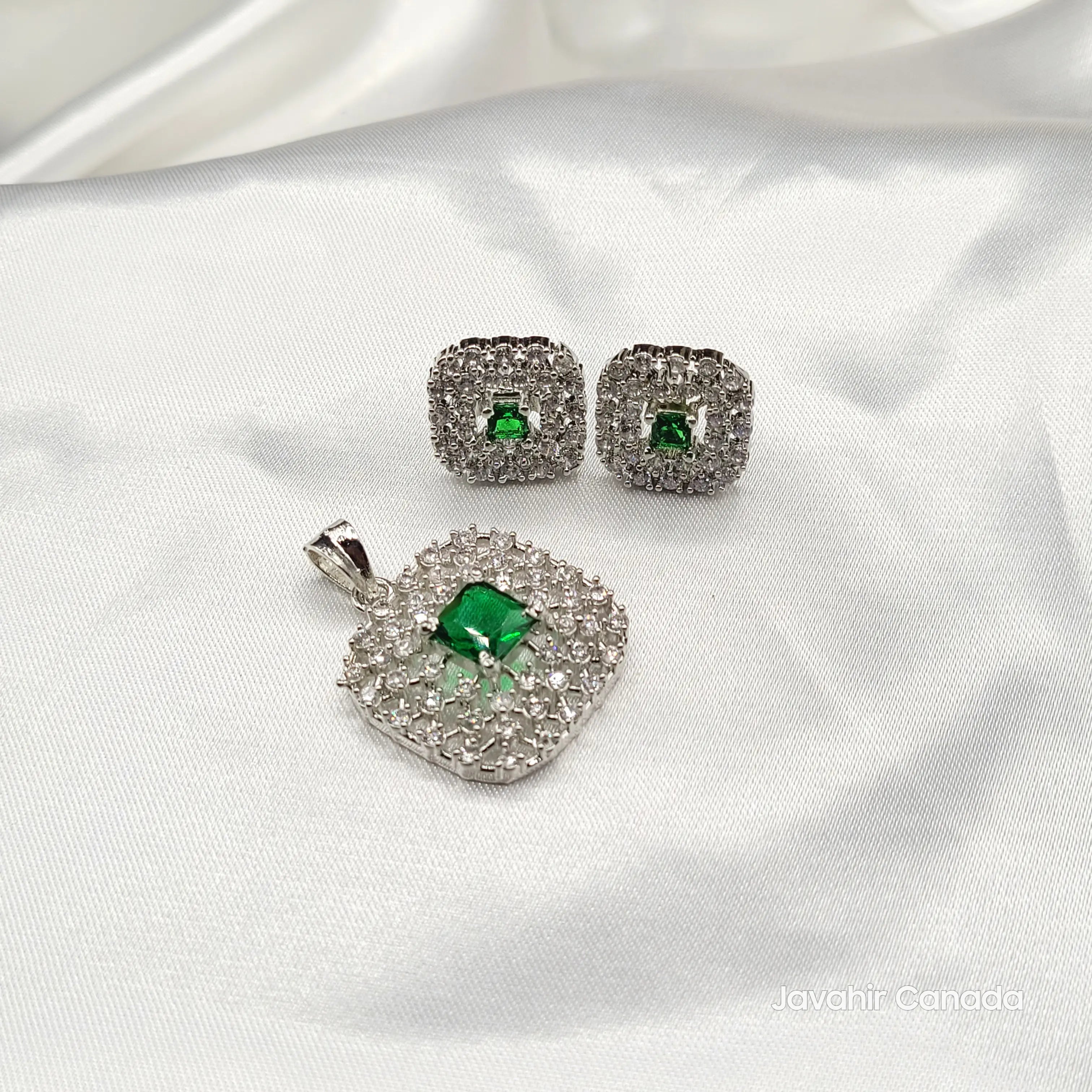 JV207 silver square lattice pendant set with green gemstone – Pakistani AD jewelry