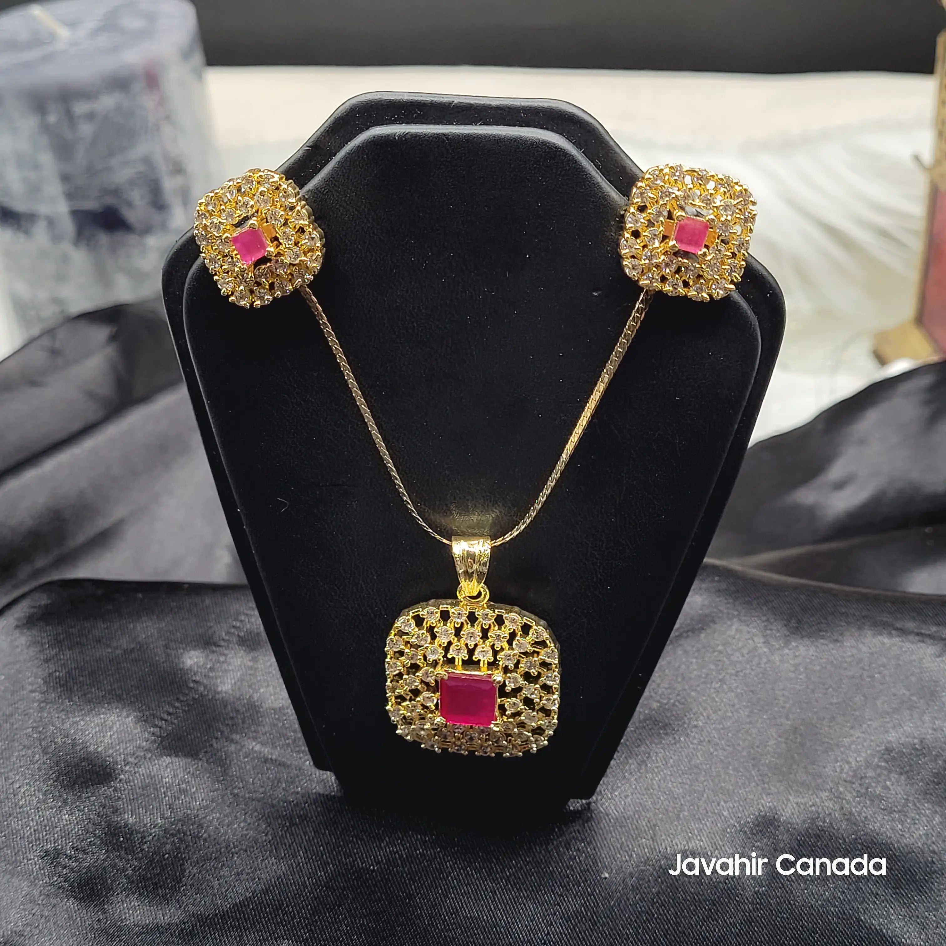 JV207 gold square lattice pendant set with pink centre stone – Javahir Canada