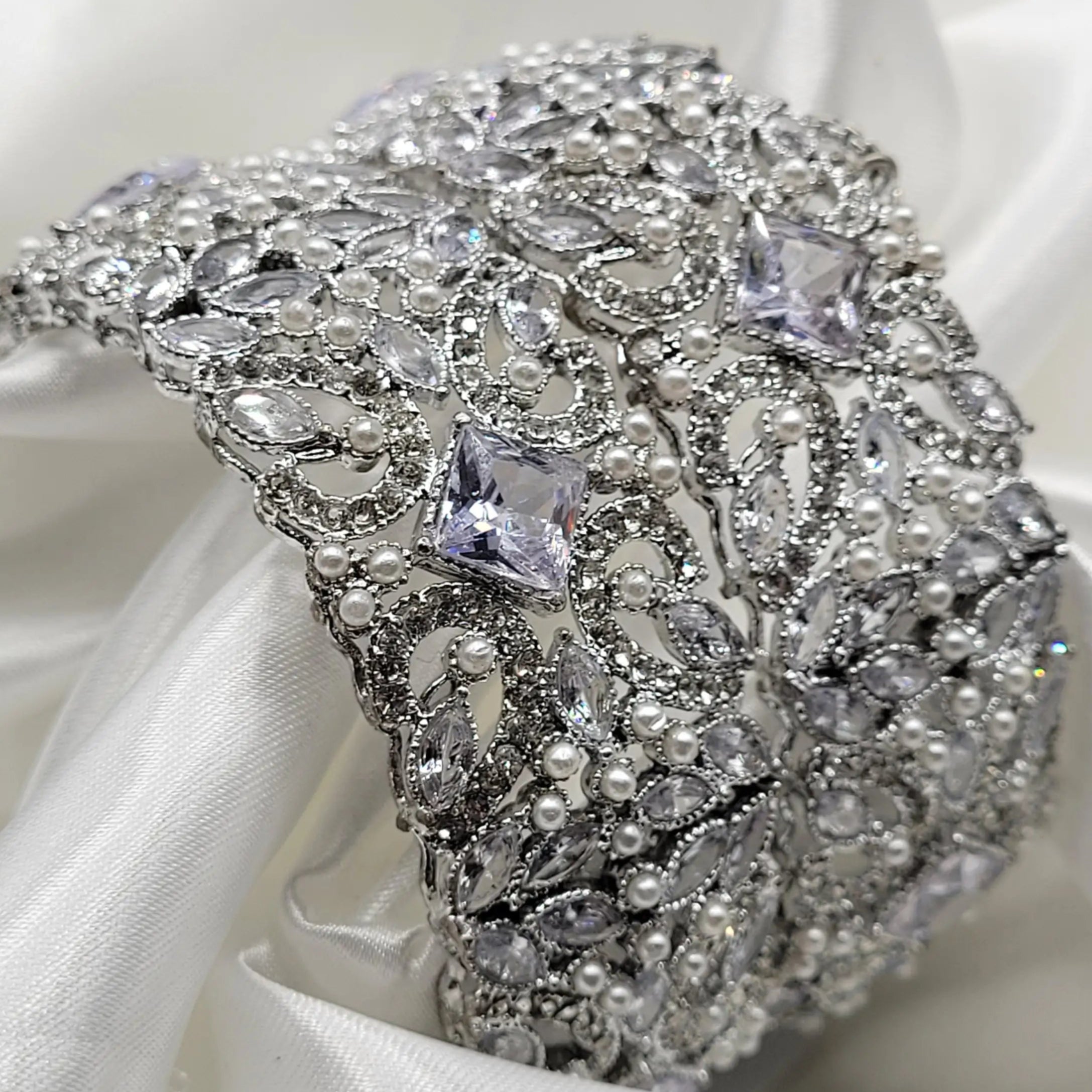 Openable bridal bangle set with soft lilac stones and intricate design