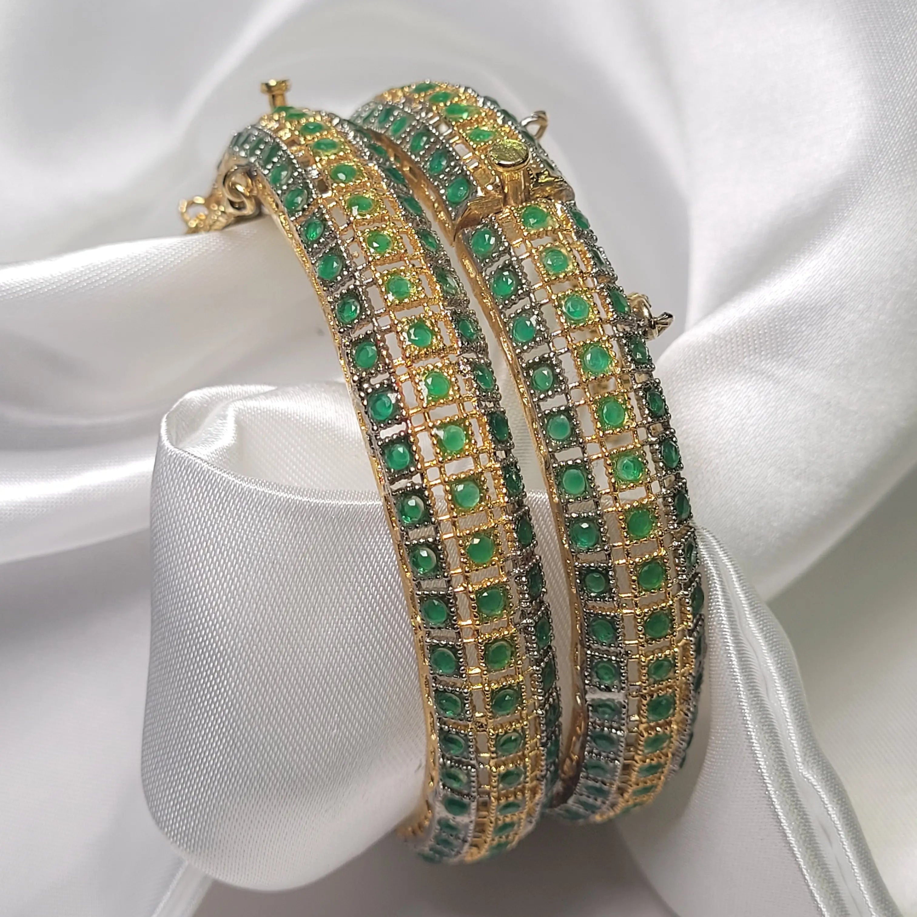 live, bangle, openable, emerald, green-stone, festive-wear, wedding-jewelry