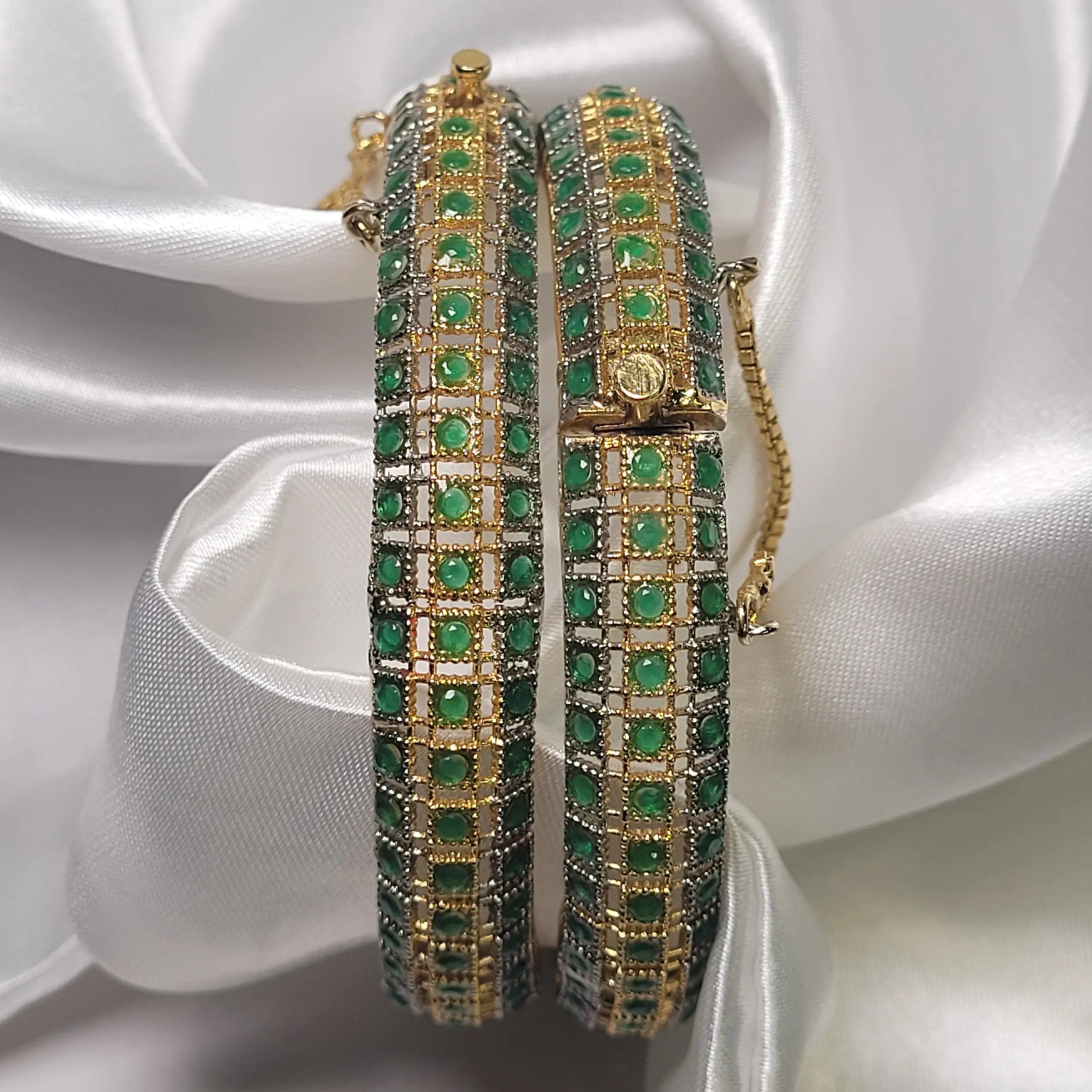 JV3011 gold-plated green bangles – top view on satin