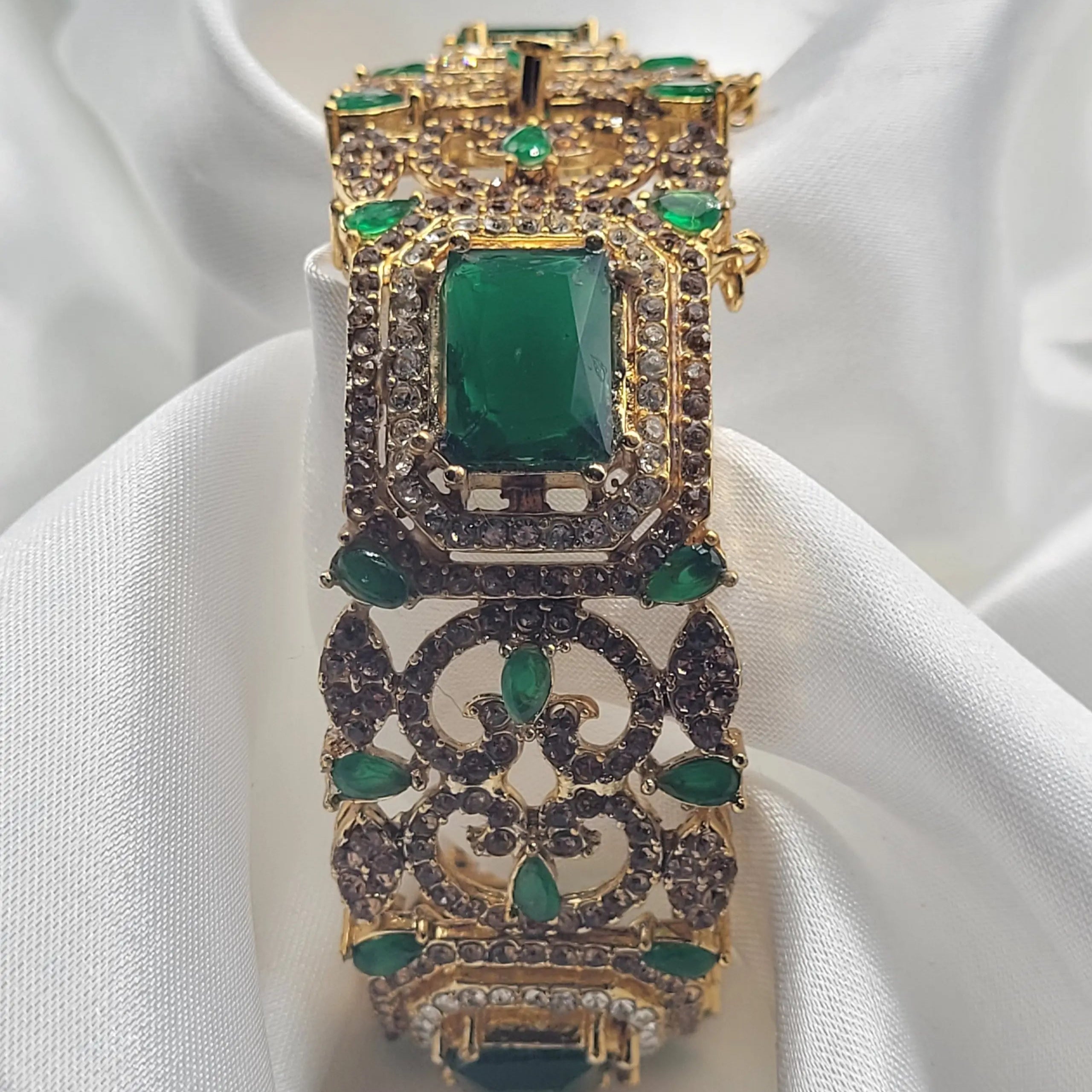 Emerald green antique openable bangle with large center stone – front