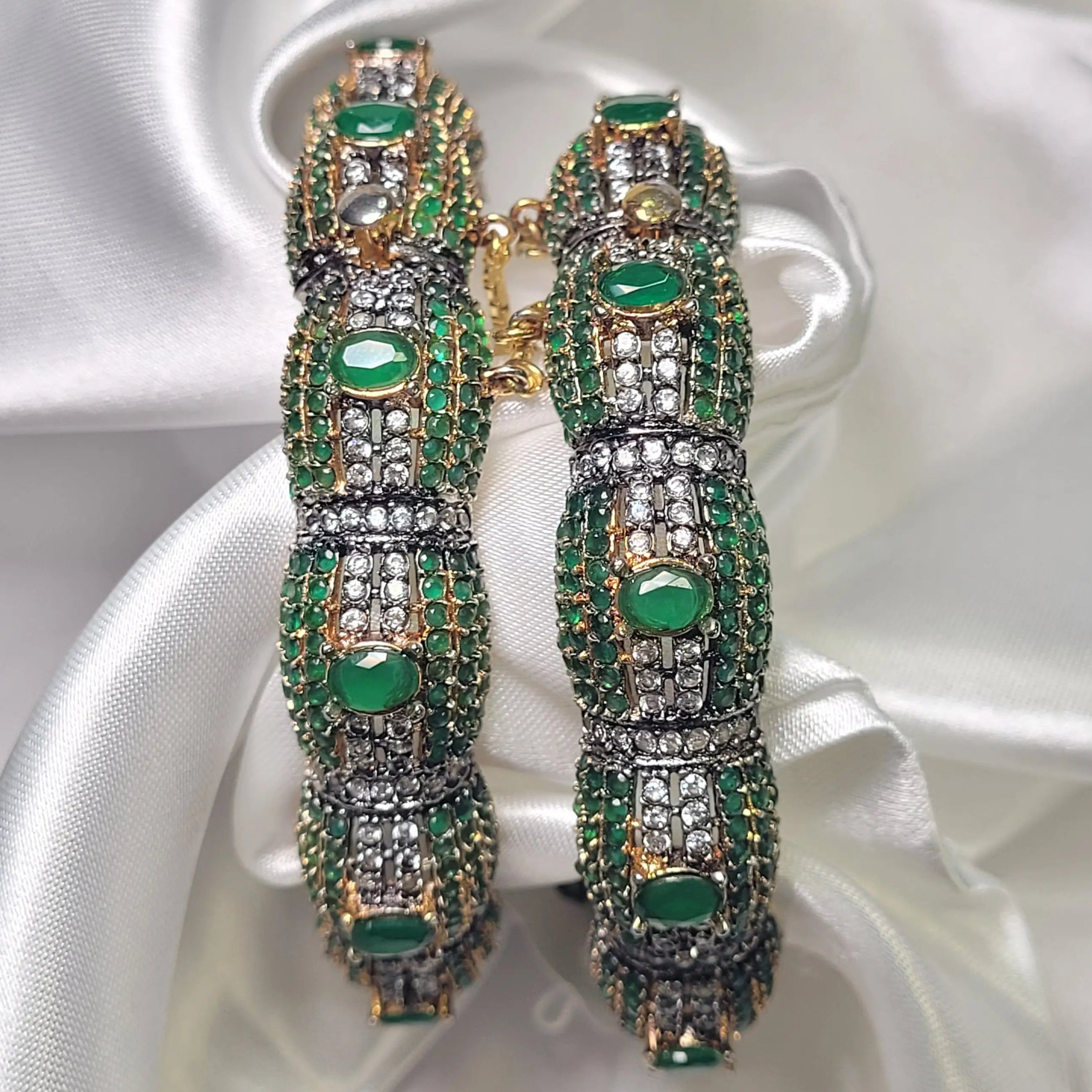 JV3013 bangle with emerald green cabochon stones and CZ crystals – close-up view