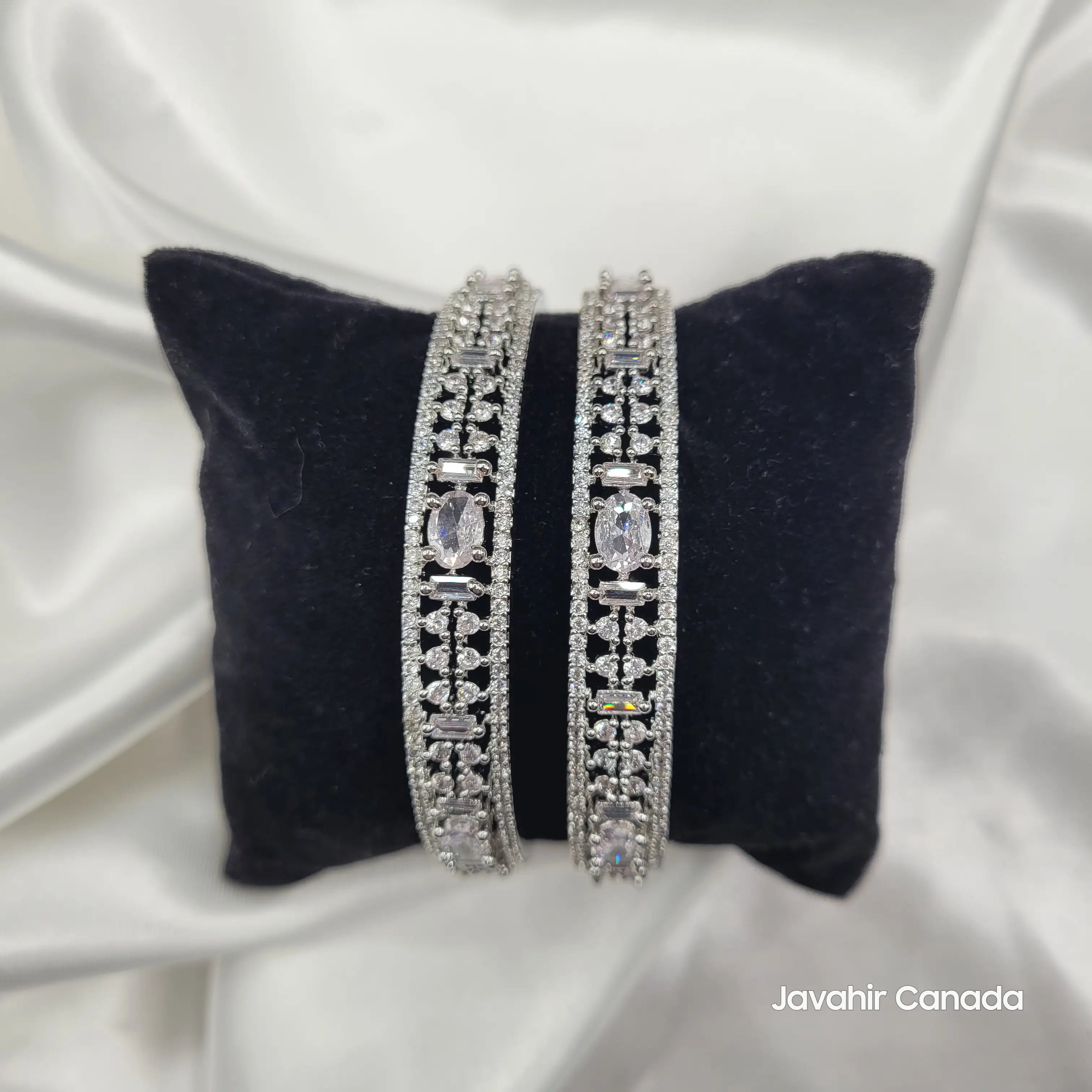 JV3028 Rhodium Bangles – Close-Up of Center Stone Detailing