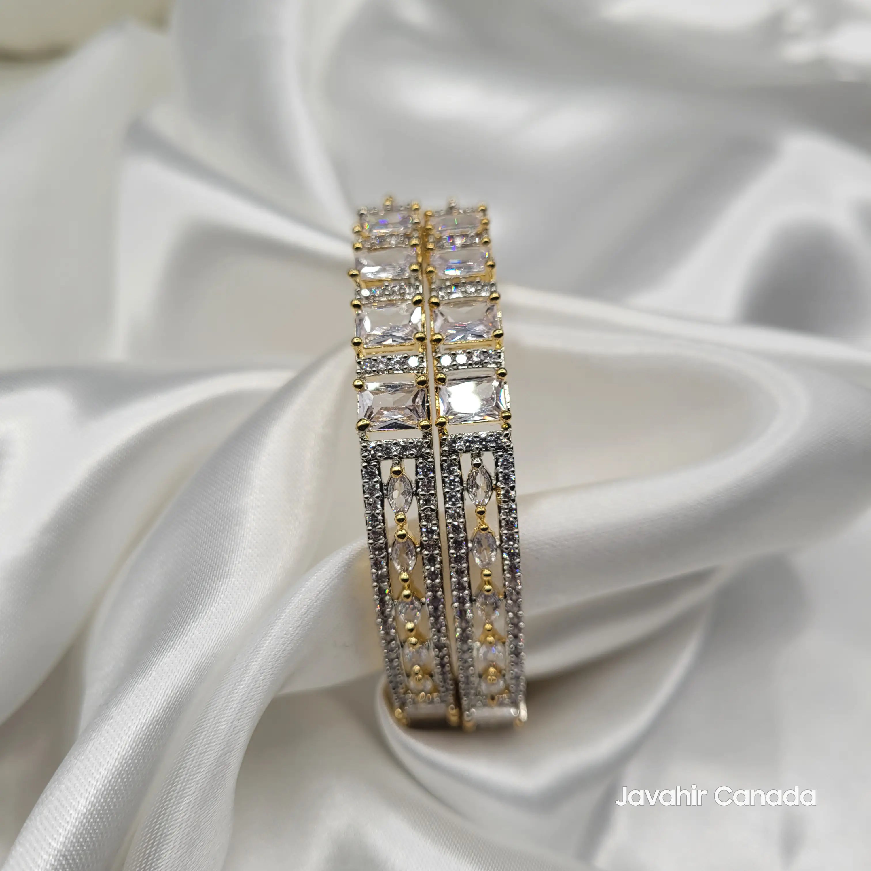 JV3029 Gold Bangles – Square-Cut Center with Gold Prongs