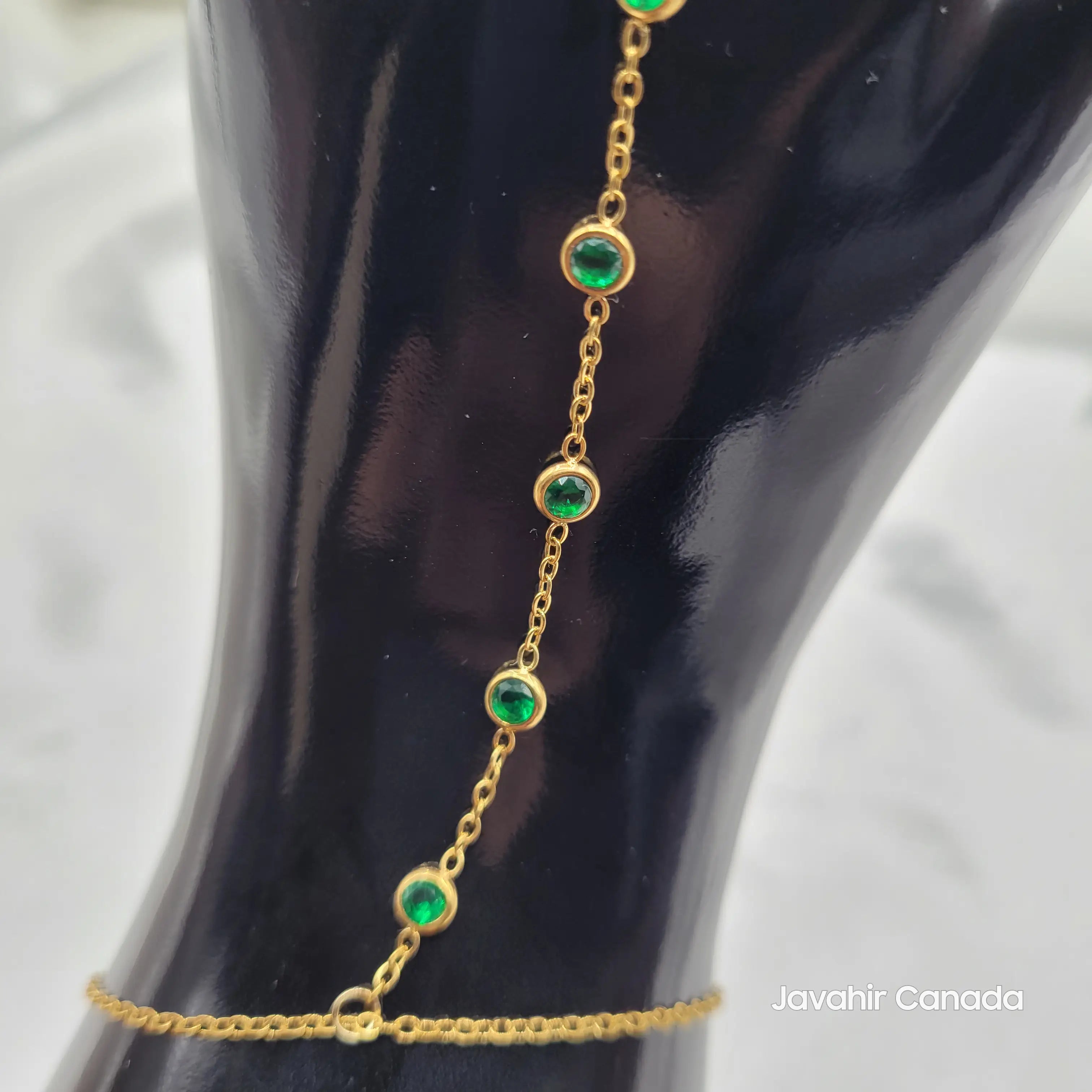 Close-up of JV4024 Green Stone gold-plated Haath Phool chain